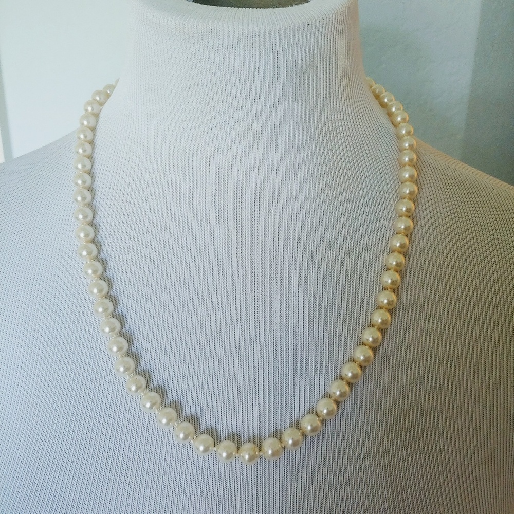 Georgous Faux Costume White/Cream Pearl Necklace